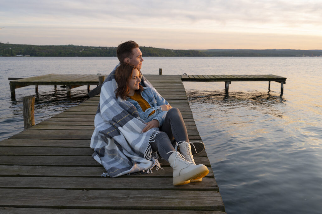 Relaks nad jeziorem z widokiem na zachód słońca